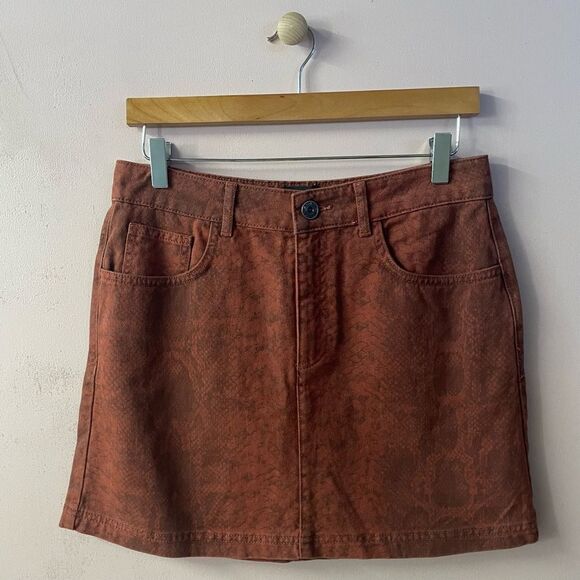 BDG NWT Rust Snake Print Denim Mini Skirt Size M - Picture 12 of 12